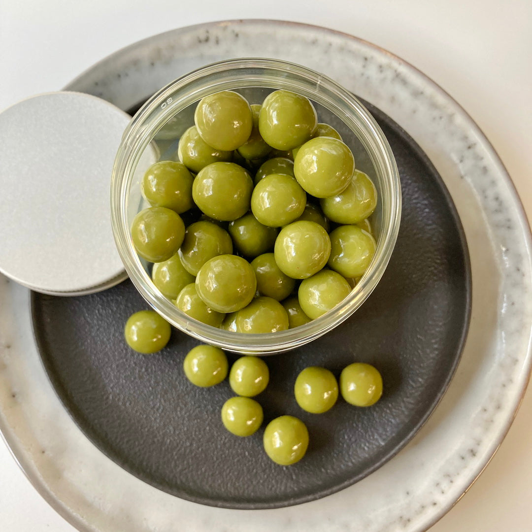 Billes de céréales croustillantes au chocolat blanc et au thé matcha