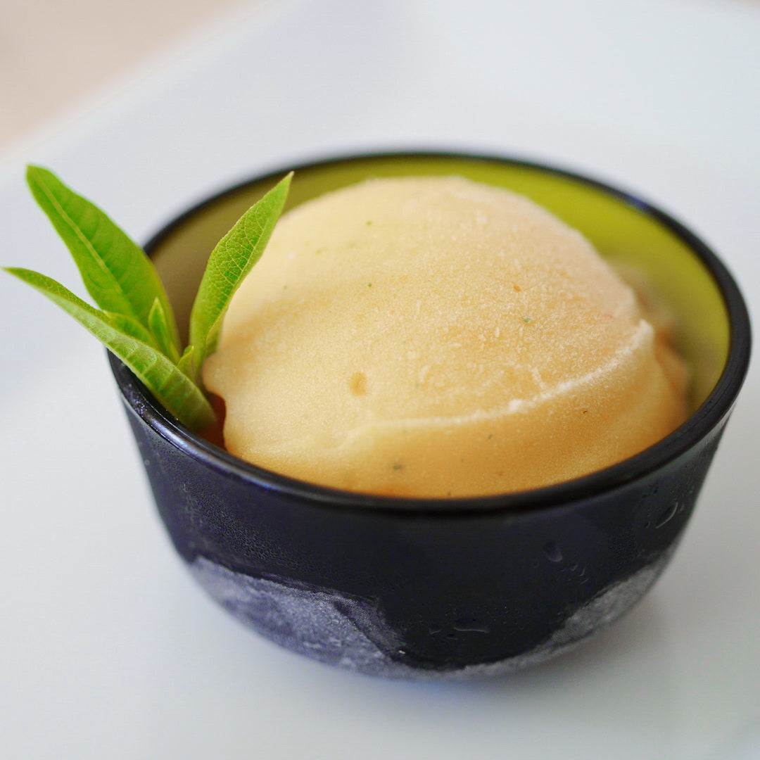 Sorbet plein fruit à la pêche blanche et à la verveine