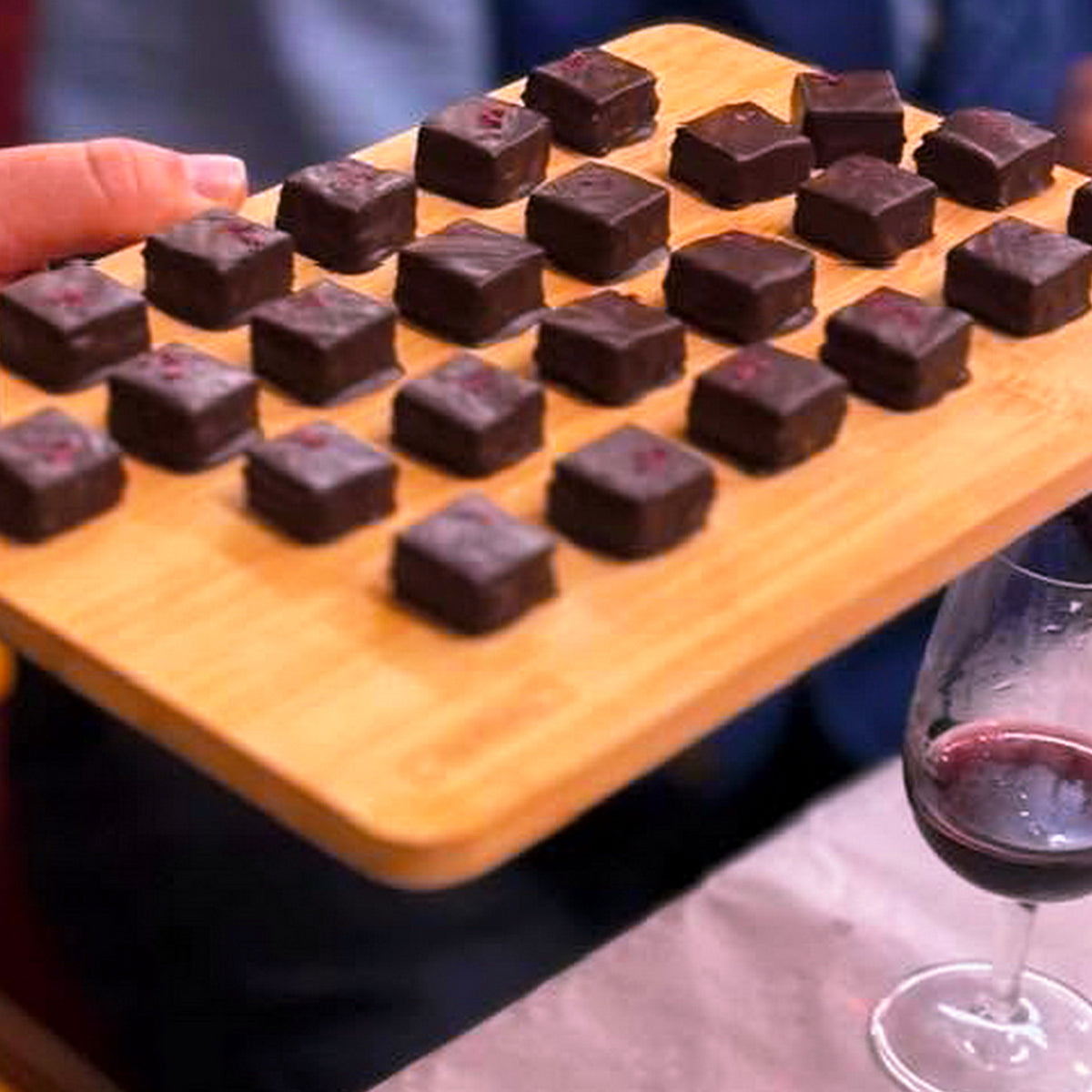 Planche de chocolats Takomi et verre de vin lors d'un atelier