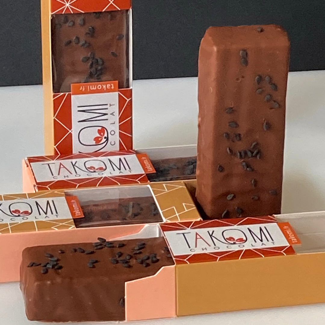 Barres Tentation au praliné et sésame noir, barres enrobées de chocolat au sésame, en étuis orange