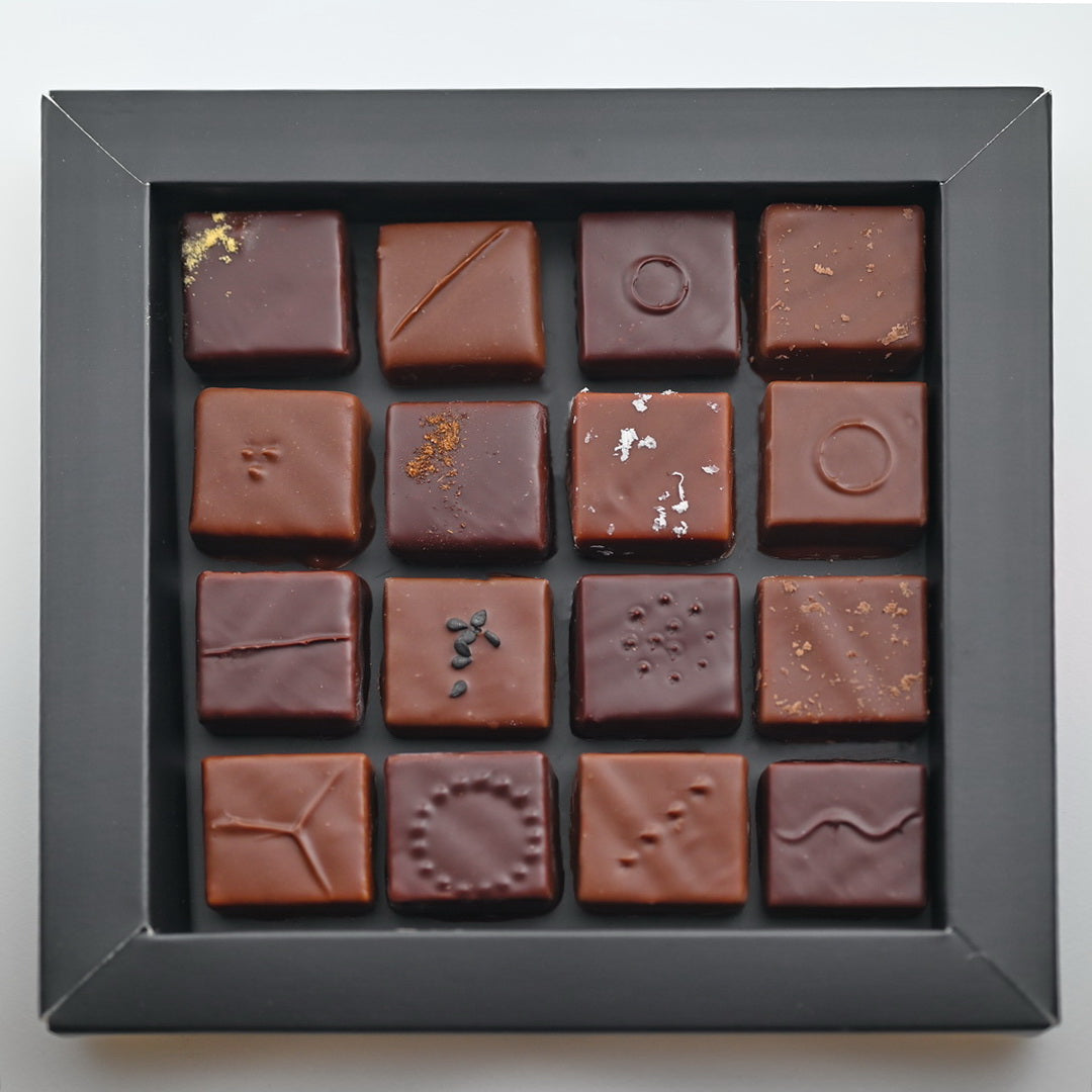 Coffret assortiment de 16 ganaches et pralinés