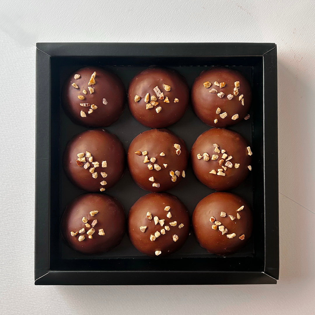 Coffret de dômes guimauve au chocolat et vanille, praliné amandes et noisettes torréfiées