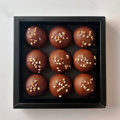 Coffret de dômes guimauve au chocolat et vanille, praliné amandes et noisettes torréfiées