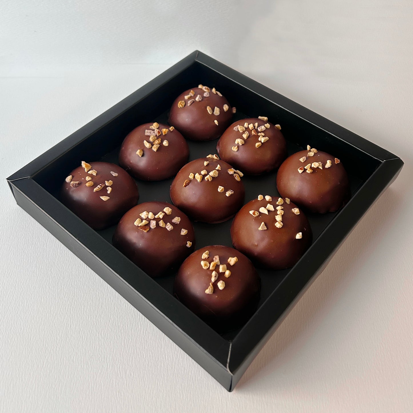 Coffret de dômes guimauve au chocolat et vanille, praliné amandes et noisettes torréfiées