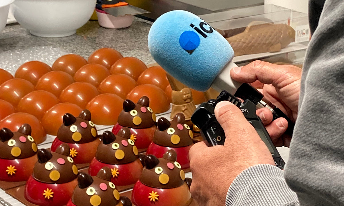 Chocolatier au travail sur les moulages à l'atelier Takomi