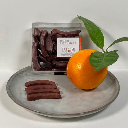 Écorces d’oranges confites et enrobées de chocolat noir